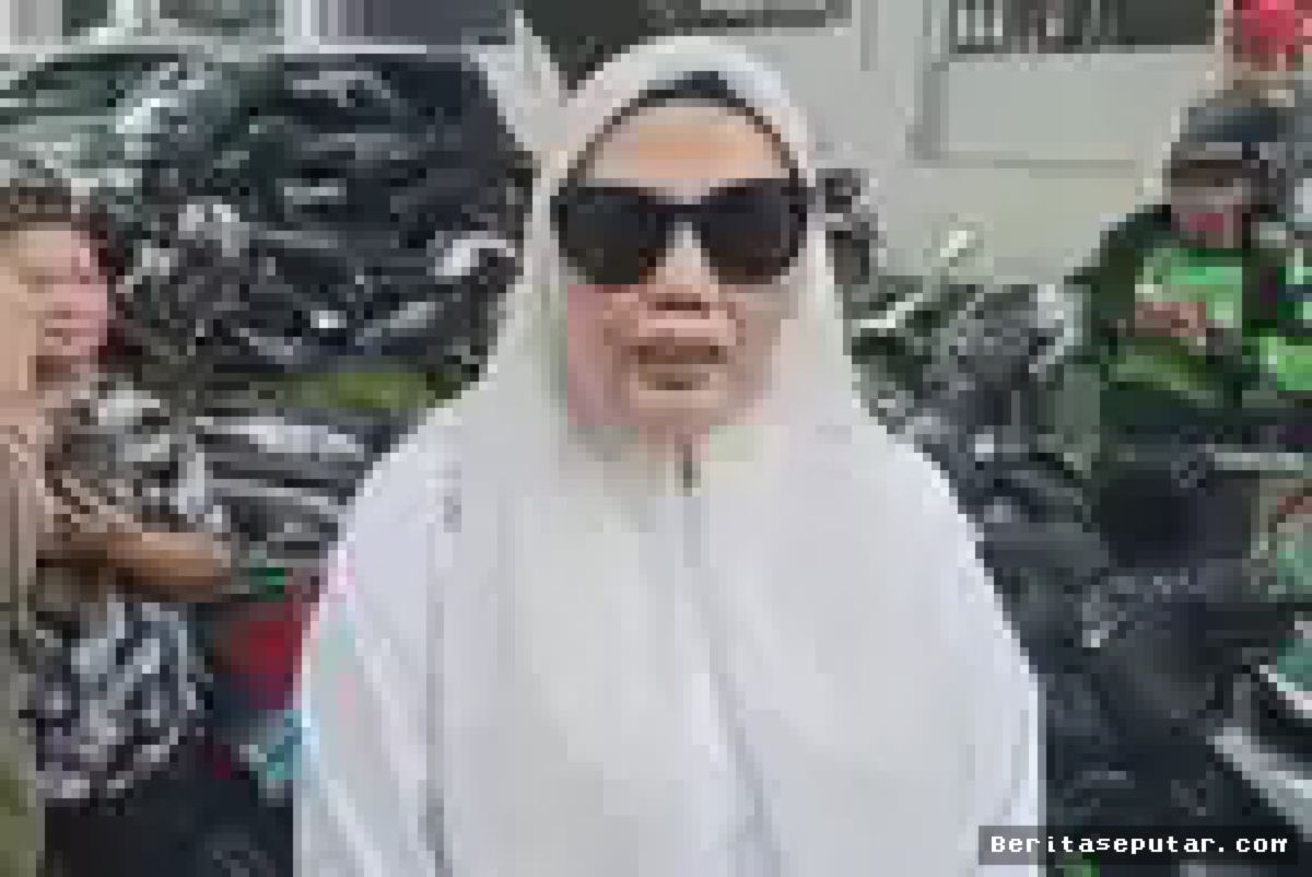 Elly Sugigi Meradang Dibandingkan Lisa Mariana, Sebut Oplas 6 Kali