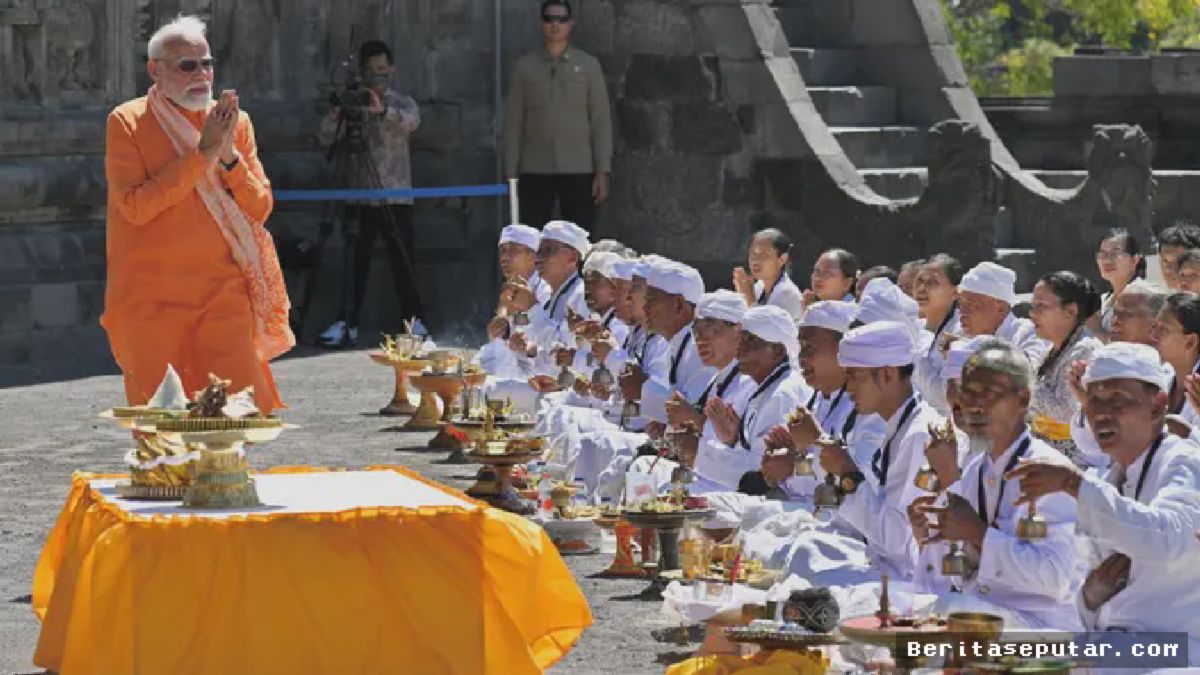 PM Narendra Modi Beribadah di Candi Prambanan Yogyakarta
