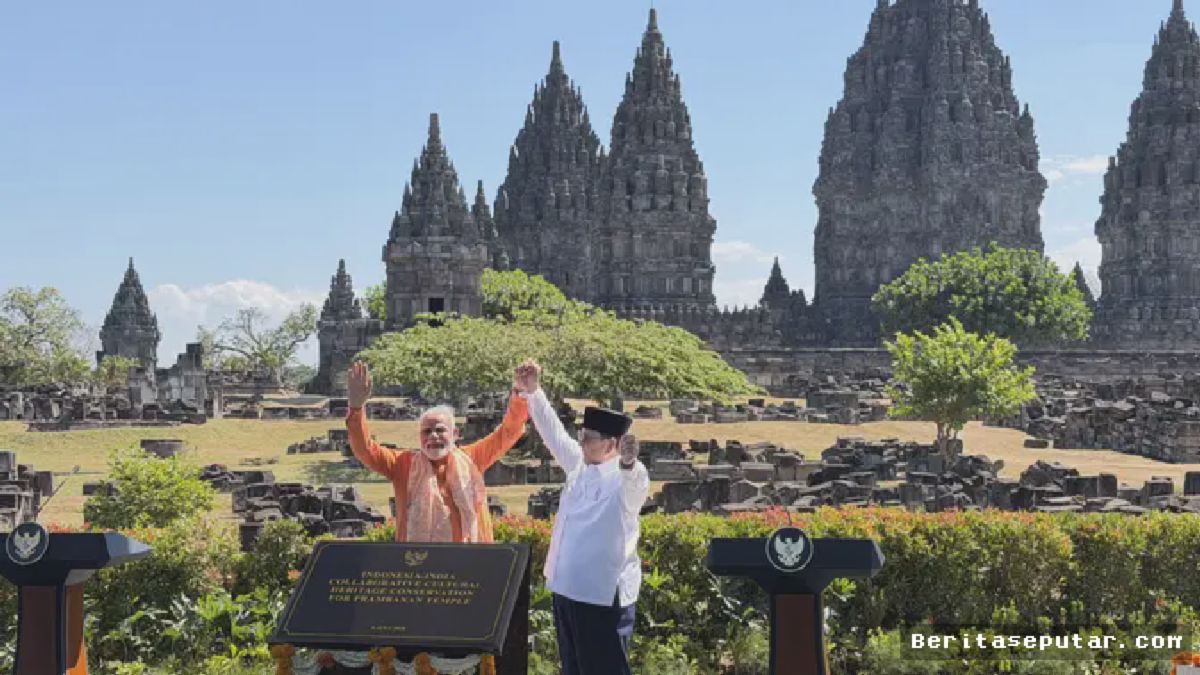 YOGYAKARTA — Prabowo dan Modi Kagumi Keindahan Candi Prambanan